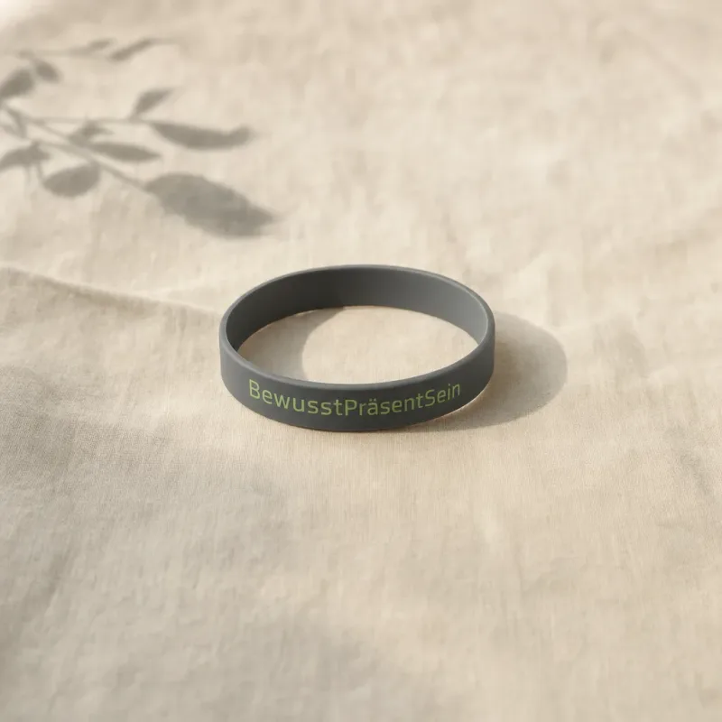 BASIS Armband aus dunkelgrauem Silikon auf Leinen