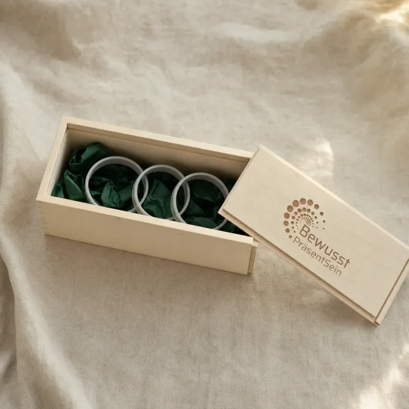 Kinderbox aus Holz mit drei hellgrauen Armbändern